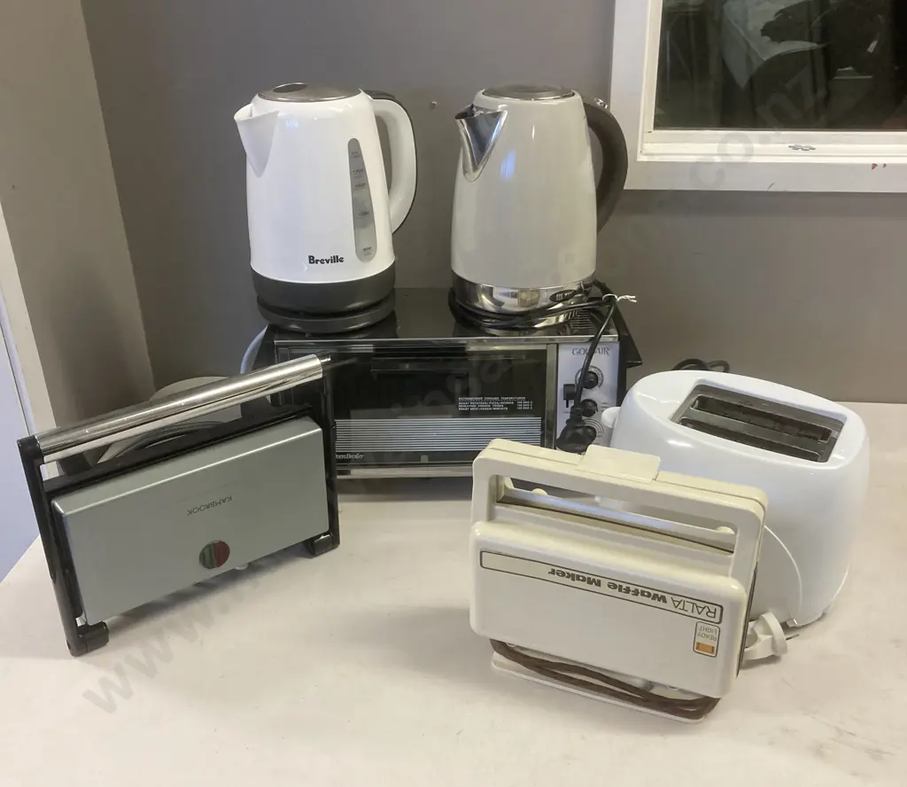 Two Jugs, Toaster Oven / Broiler, Waffle maker, Compact Sandwich Maker, Toaster Image 1++