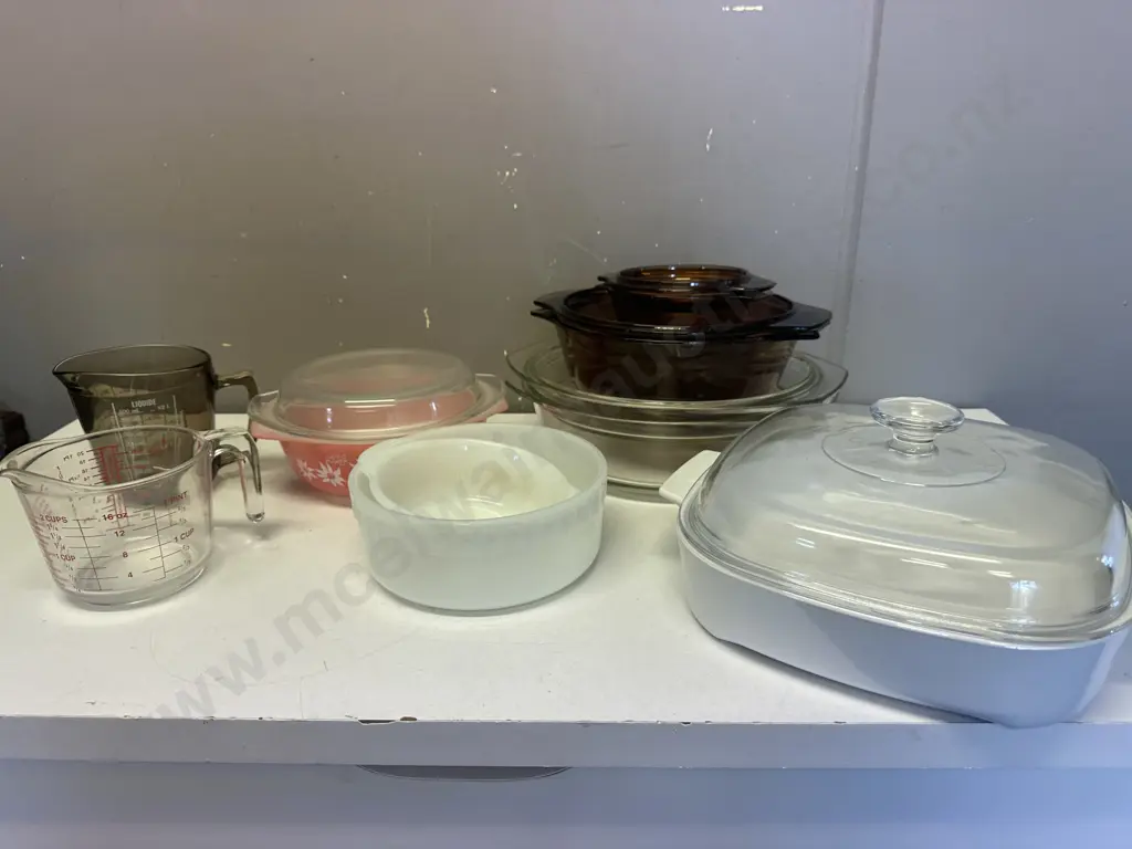 Selection Of Lidded Glass Casserole Dishes, Measuring Jugs Etc Image 1++