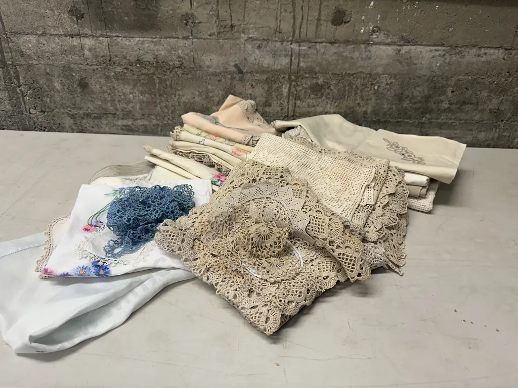 Selection Of Vintage Linen Including Table Cloths, Napkins, Doilies Etc Image 1++