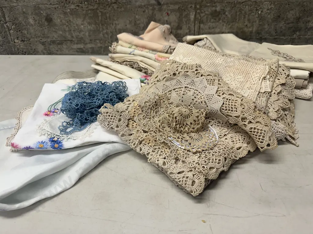 Selection Of Vintage Linen Including Table Cloths, Napkins, Doilies Etc Image 1++