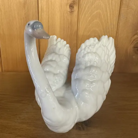 Lladro White Swan Figurine #6175