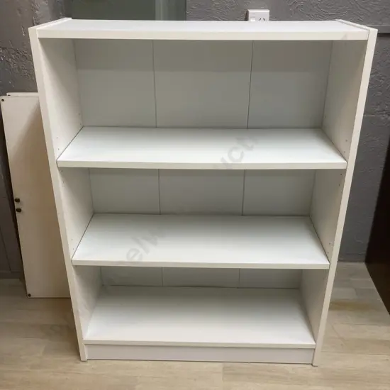 White Bookcase With 2 Adjustable Shelves. 106 x 80cm