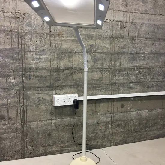 Pedestal Adjustable Magnifying Light