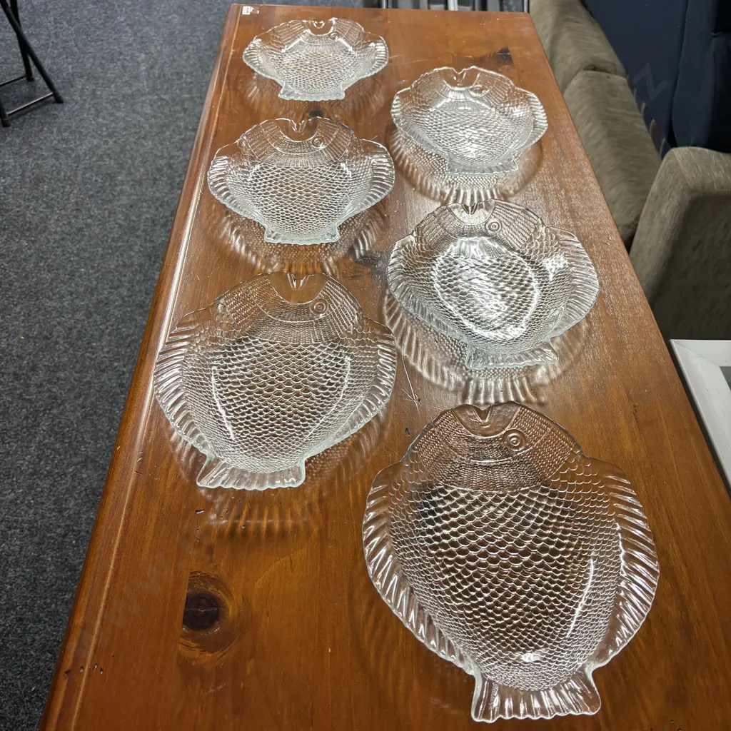 Set of 6 Glass Fish Plates Image 1++