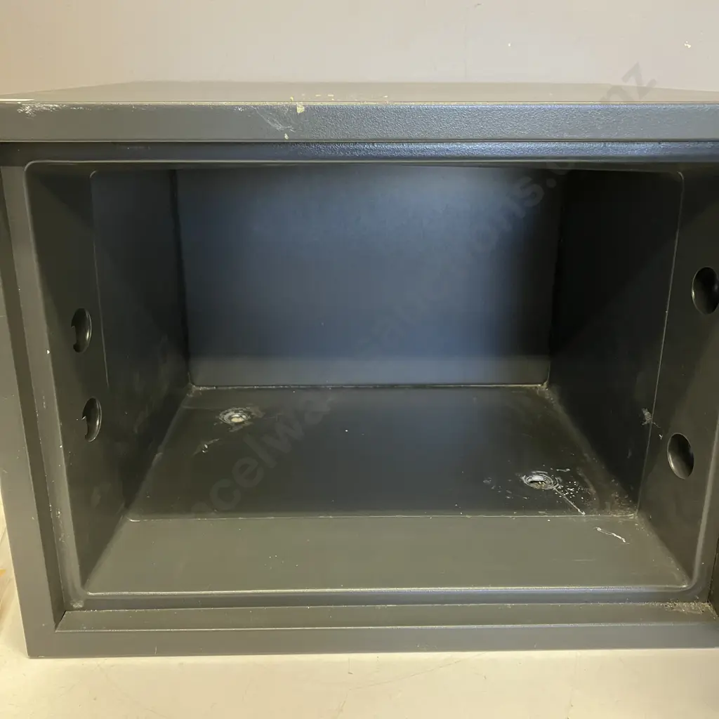 Yale Fire Safe Model YFM/310/FG2 With Manual. H30 W41 D35cm Image 1++