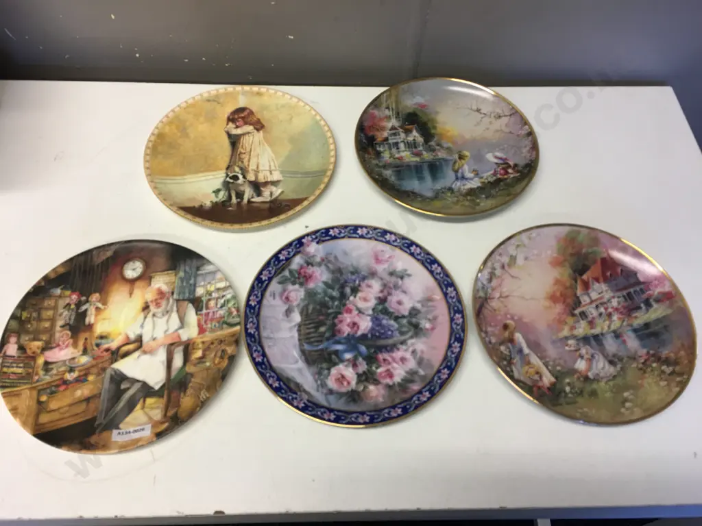 Selection Of Collectors Plates Including Royal Doulton Etc Image 1++