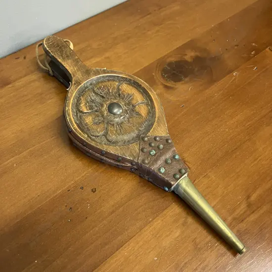 Arts & Crafts Carved Oak / Leather / Brass Fireside Bellows. L36cm