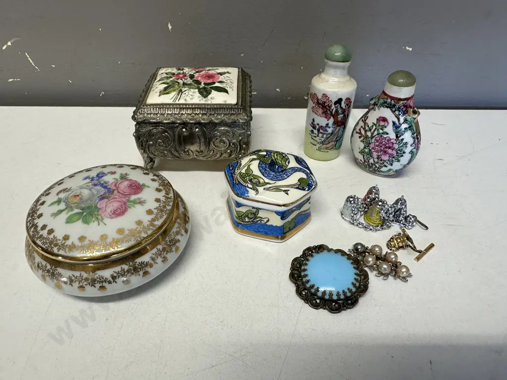 Selection of Vintage Trinket Dishes, Oriental Bottles, Jewellery Etc Image 1++