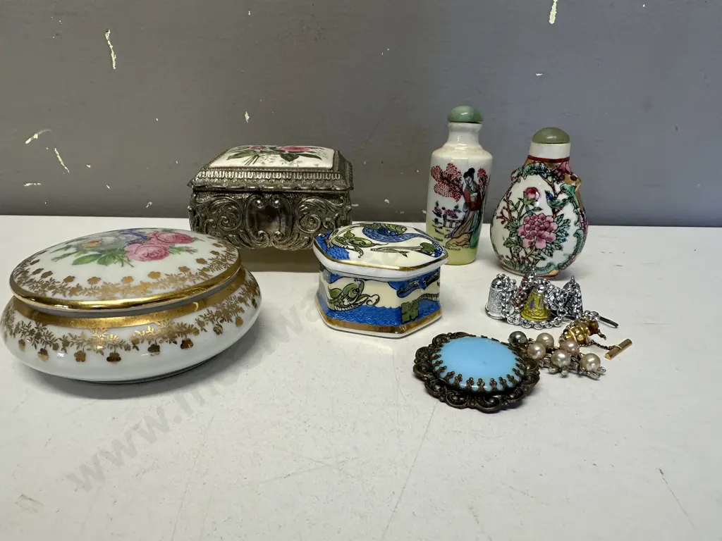 Selection of Vintage Trinket Dishes, Oriental Bottles, Jewellery Etc Image 1++