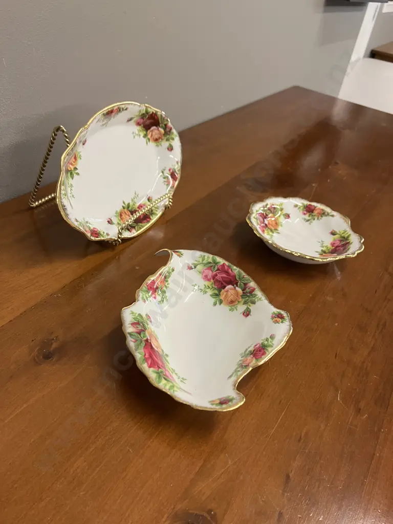 Royal Albert Old Country Roses (England) Leaf Dish, Shell Shape Dish & Oval Dish Image 1++