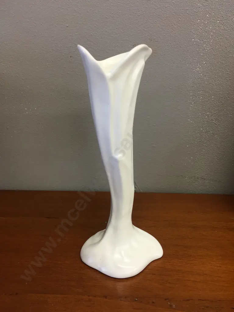 Cream Crown Lynn Stunning Shaped Bud Vase #2014 H16cm. Image 1++