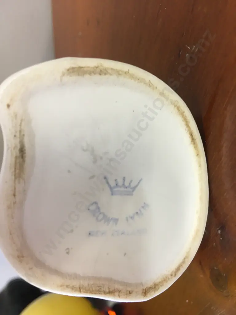Cream Crown Lynn Stunning Shaped Bud Vase #2014 H16cm. Image 1++
