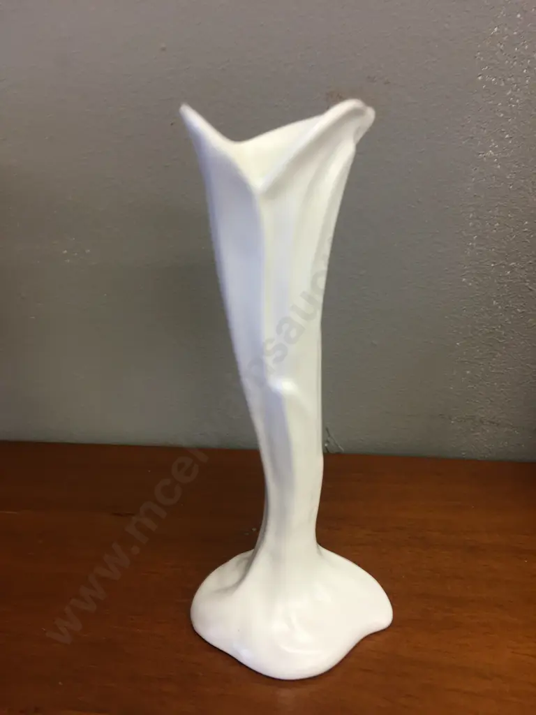 Cream Crown Lynn Stunning Shaped Bud Vase #2014 H16cm. Image 1++