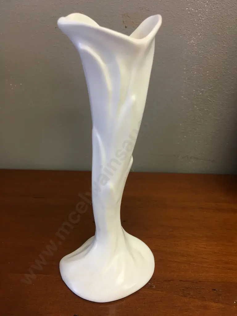 Cream Crown Lynn Stunning Shaped Bud Vase #2014 H16cm. Image 1++