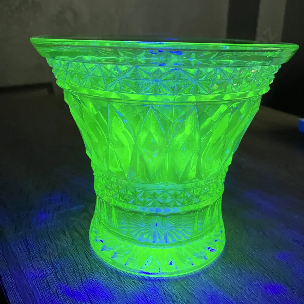 Vintage Uranium Glass Vase. 14 x 15.5cm Image 1++