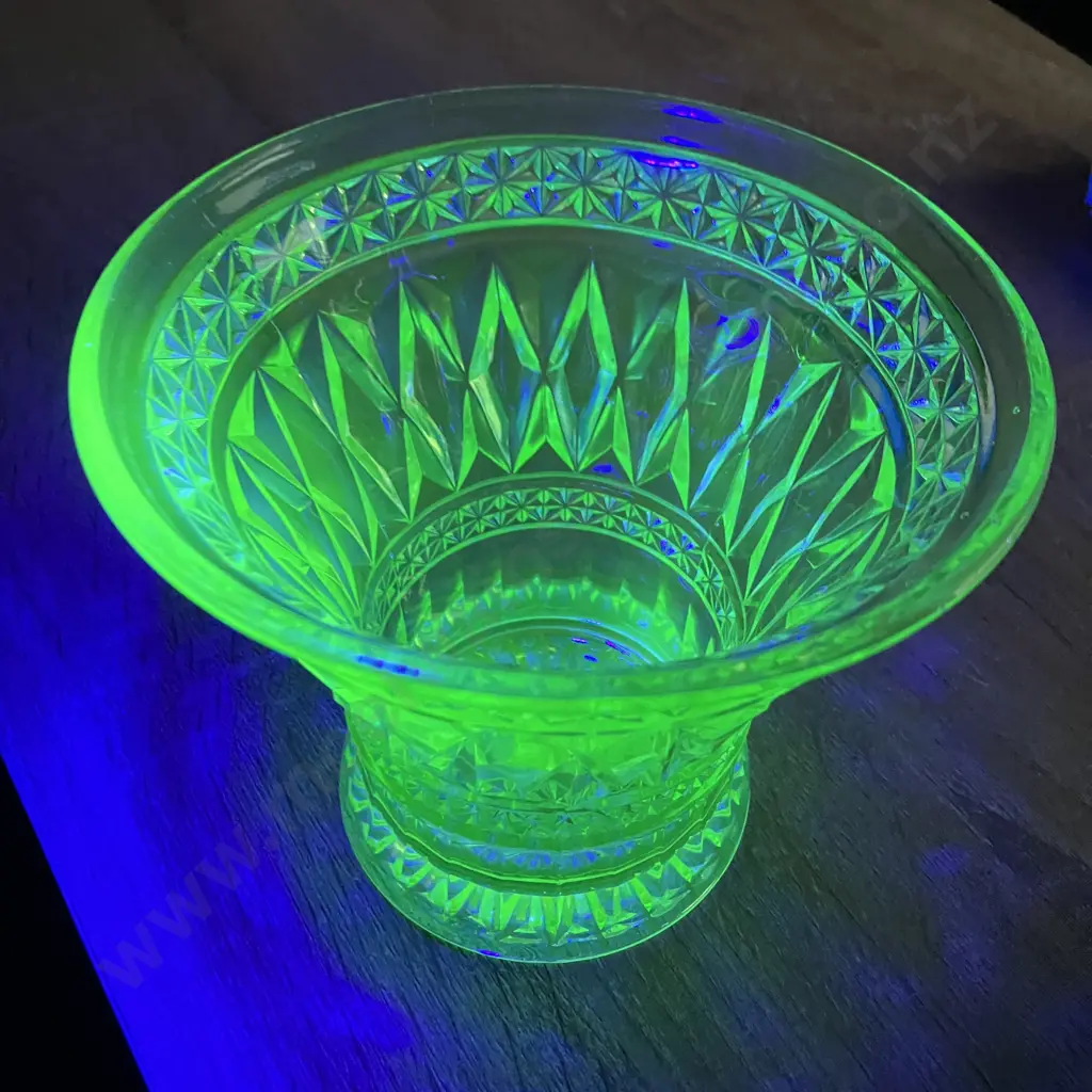 Vintage Uranium Glass Vase. 14 x 15.5cm Image 1++