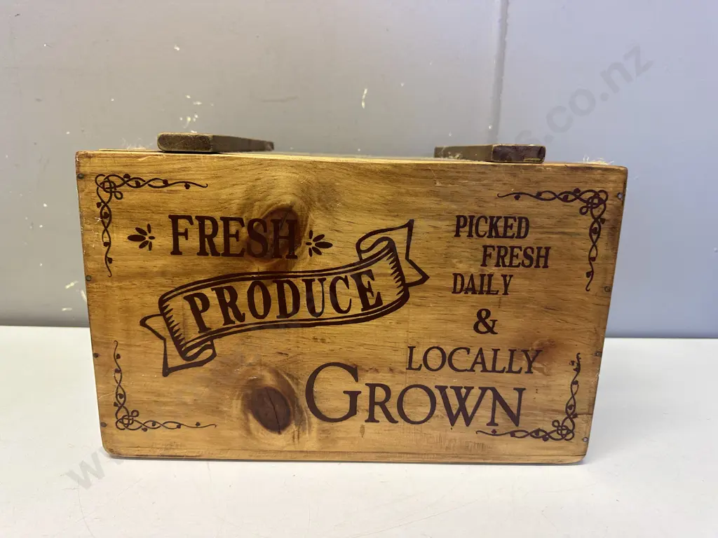 Vintage Wooden Vegetable Storage Box With Lid & Rope Handles H23,W26,D25cm. Image 1++