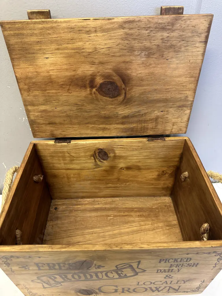 Vintage Wooden Vegetable Storage Box With Lid & Rope Handles H23,W26,D25cm. Image 1++