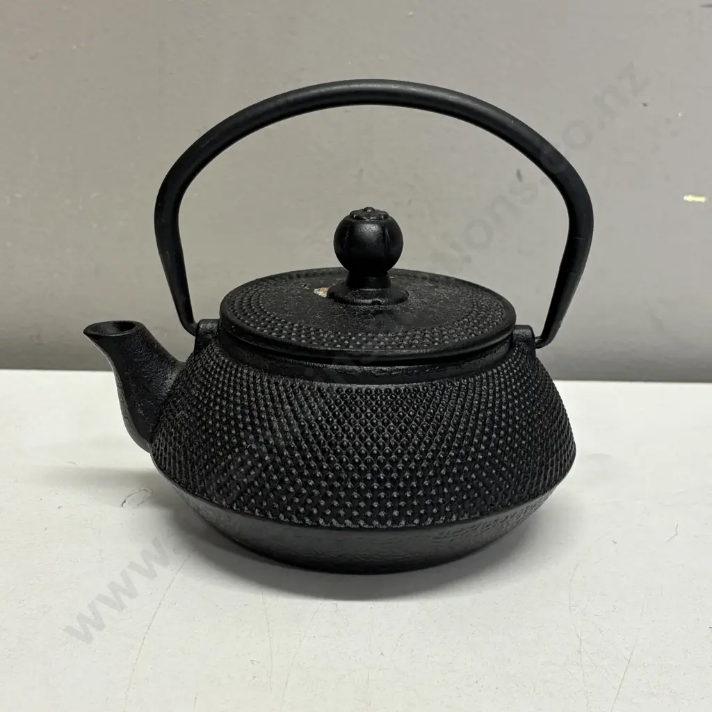 Black Cast Iron Teapot Image 1++