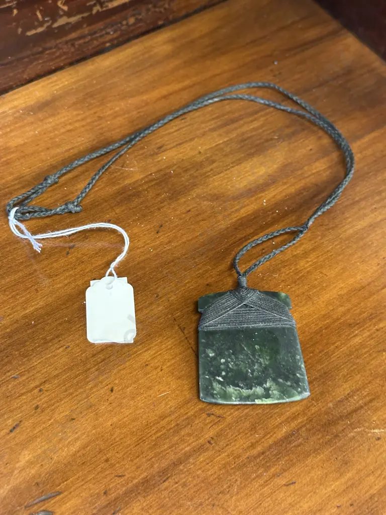 Green Stone Necklace L5,W4.5cm. Image 1++