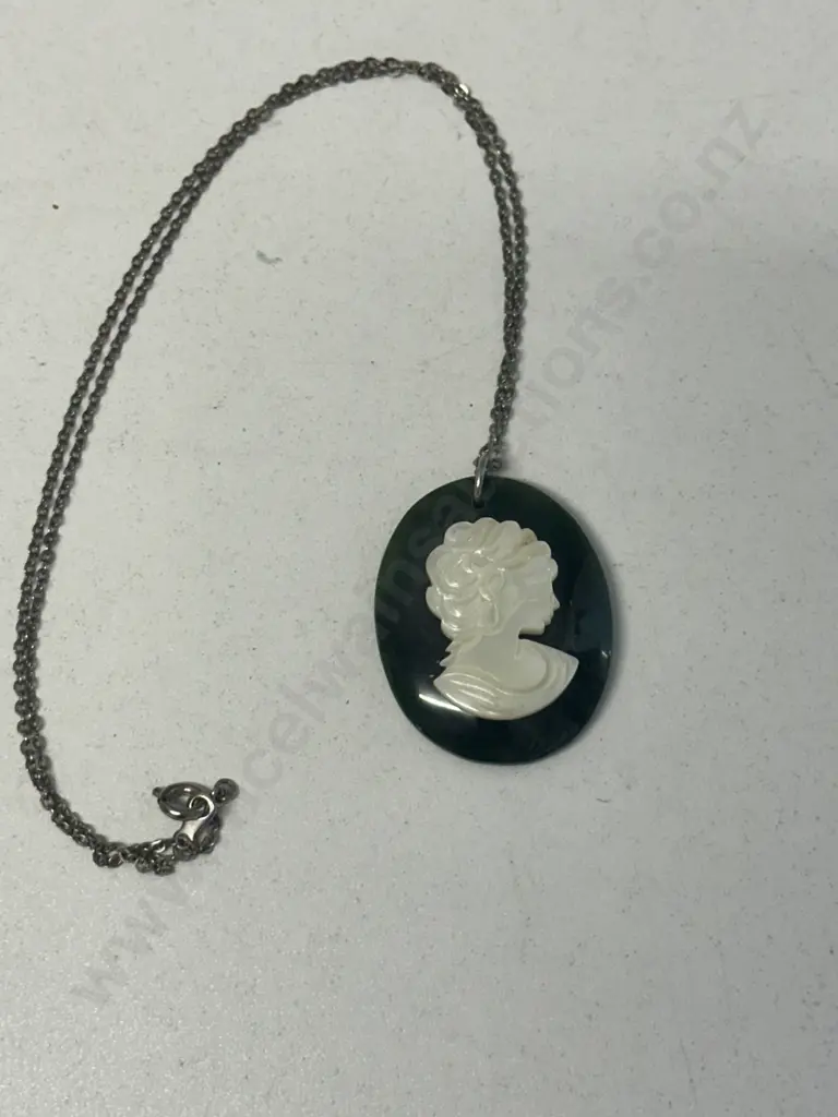 Avantgarde Faux Cameo Pendant On Chain Image 1++
