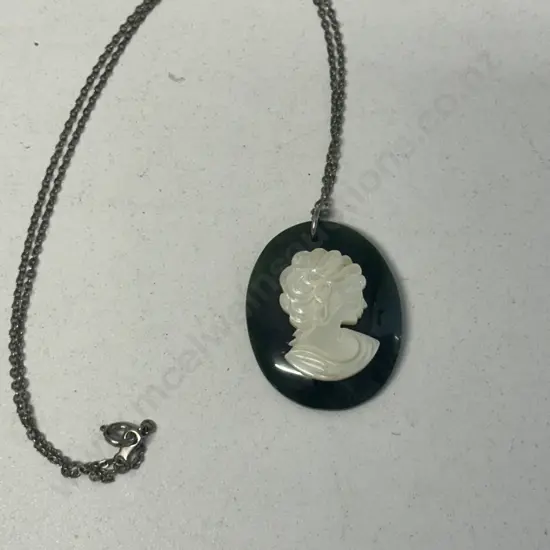 Avantgarde Faux Cameo Pendant On Chain