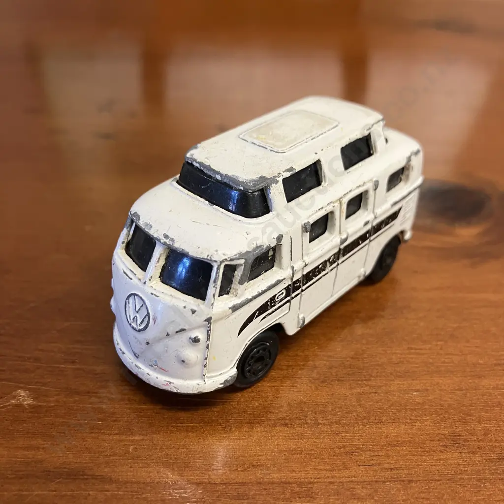 Maisto 1960s Volkswagen Camper 1:64 White Diecast With Volkswagen 20 x 30cm Tin Picture Image 1++