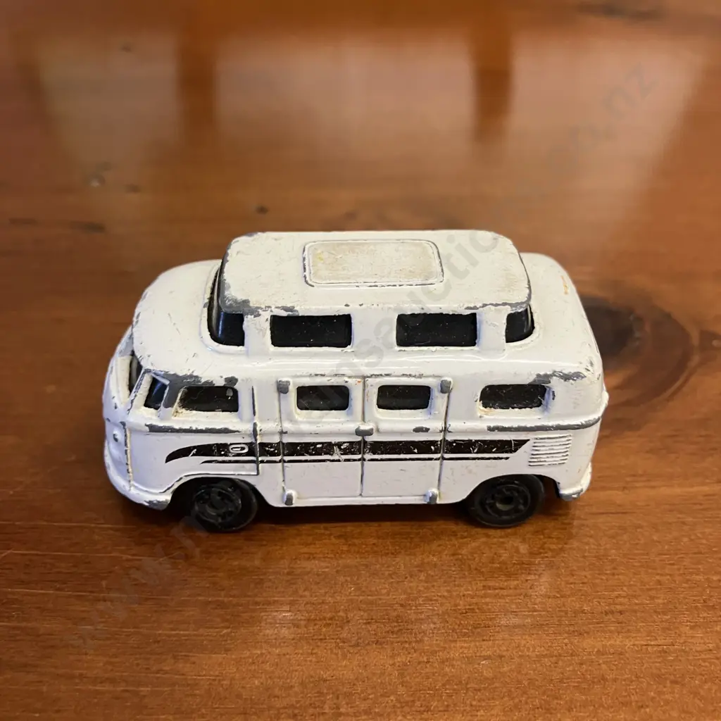 Maisto 1960s Volkswagen Camper 1:64 White Diecast With Volkswagen 20 x 30cm Tin Picture Image 1++