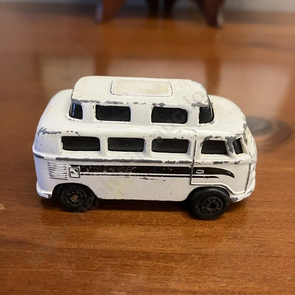 Maisto 1960s Volkswagen Camper 1:64 White Diecast With Volkswagen 20 x 30cm Tin Picture Image 1++