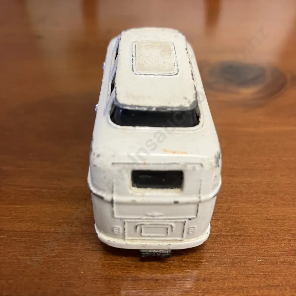 Maisto 1960s Volkswagen Camper 1:64 White Diecast With Volkswagen 20 x 30cm Tin Picture Image 1++