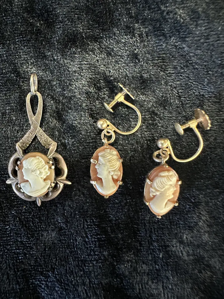 Vintage Gold Cameo Pendant & Pair of Cameo Screw On Earrings, Stamped 9ct Image 1++