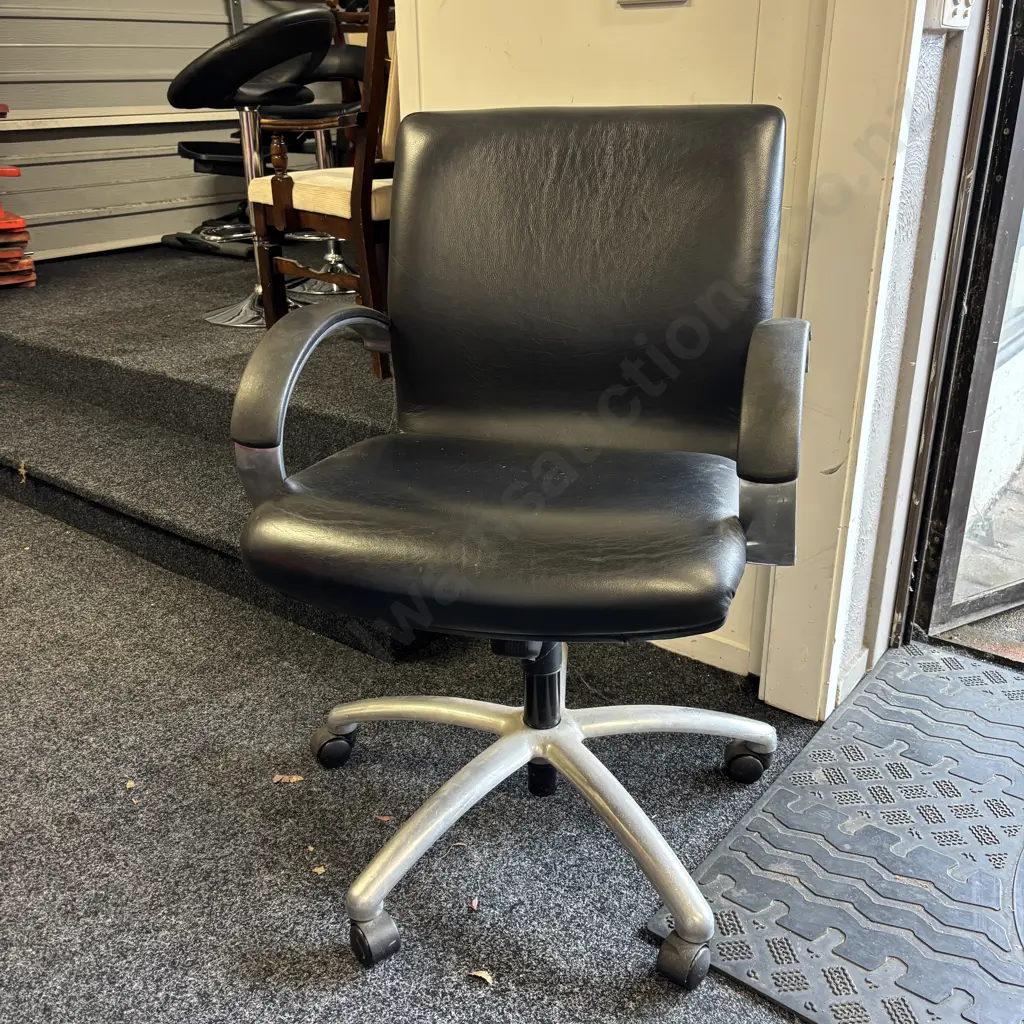Commercial Grade Gas Lift Office/Executive Chair Image 1++