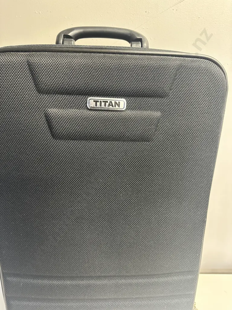 Black Titan Travel Suitcase H66cm. Image 1++