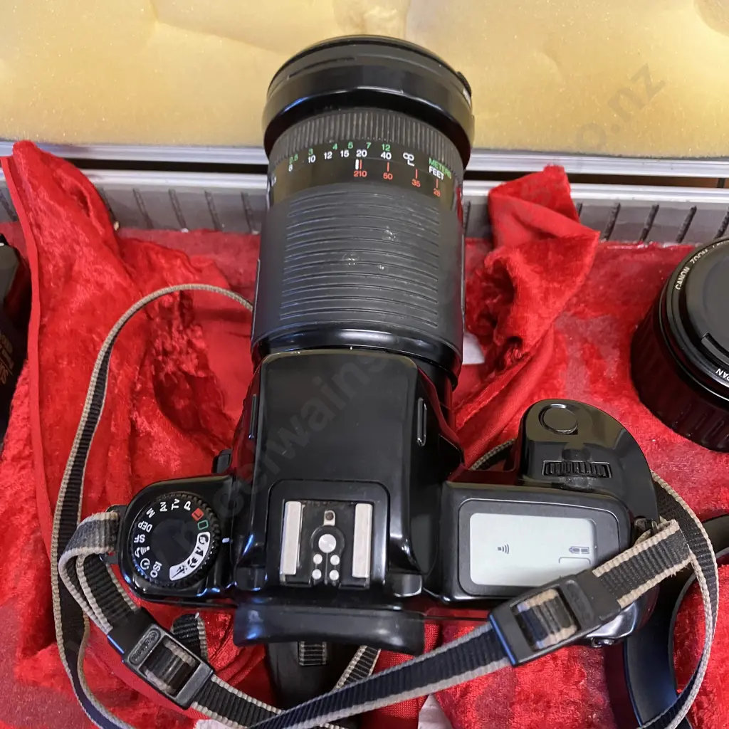 Canon EOS 1000EOS FN 35mm Film  Camera, Canon 35-80mm 1:4-5.6 Lens, Sunpak Flash, Hard Case Image 1++