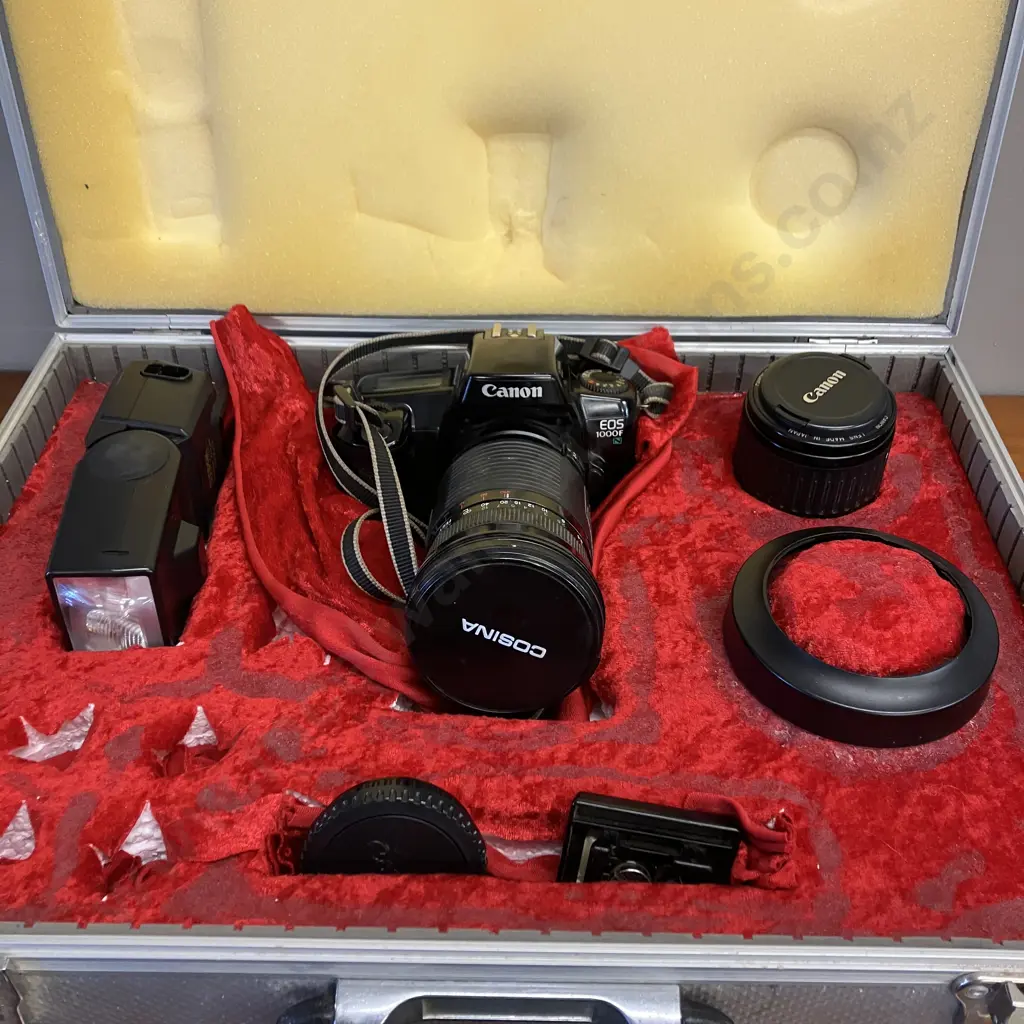 Canon EOS 1000EOS FN 35mm Film  Camera, Canon 35-80mm 1:4-5.6 Lens, Sunpak Flash, Hard Case Image 1++