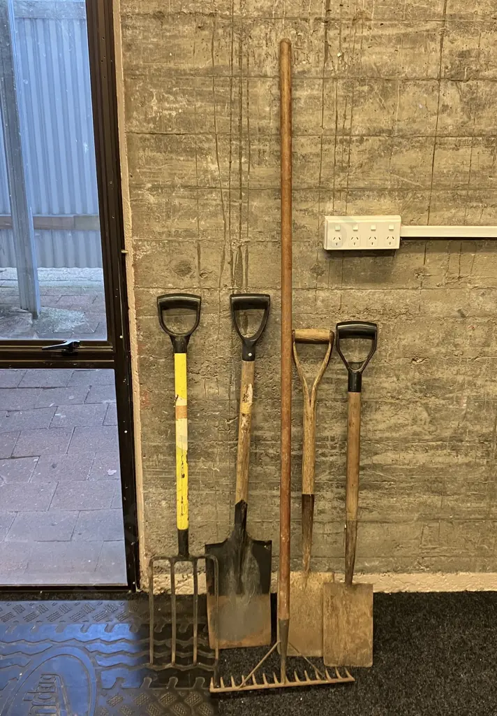 Spades, Garden Fork & Rake Image 1++
