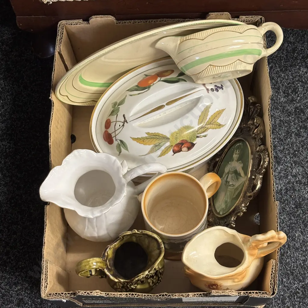 Box of Assorted items Image 1++