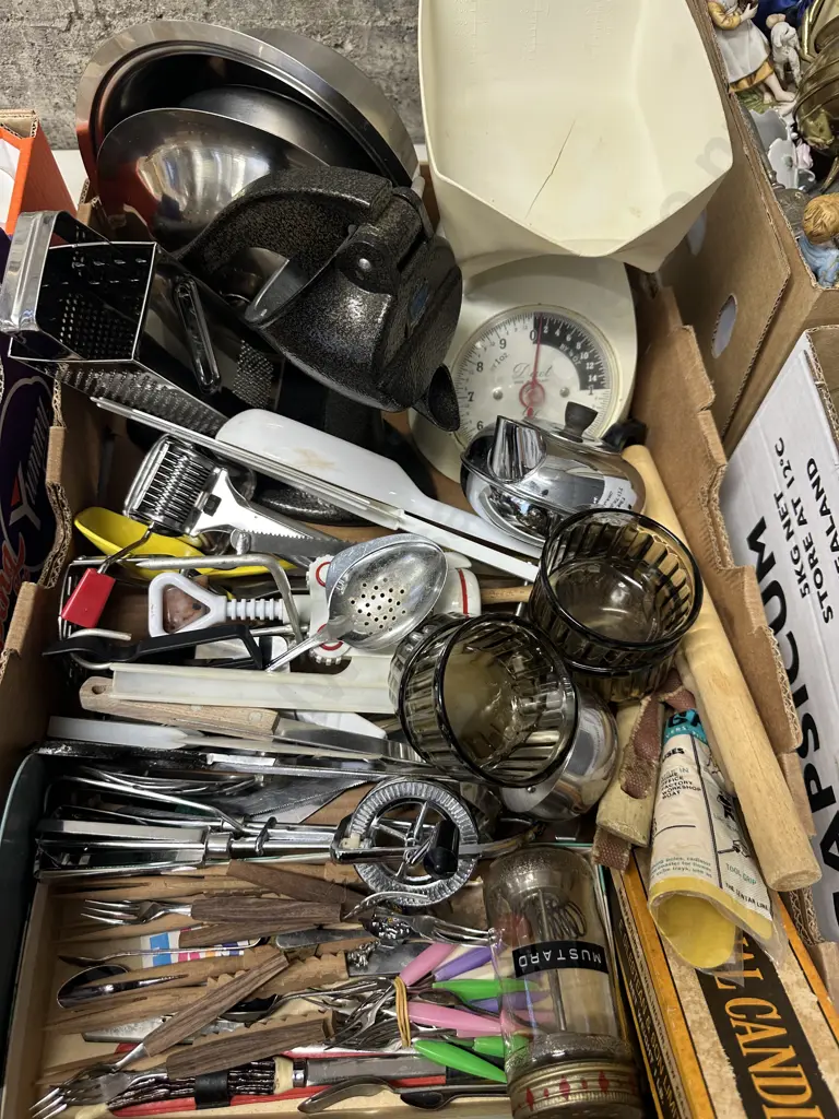 Box Lot Retro Kitchenware, Scales, Juicer Etc Image 1++