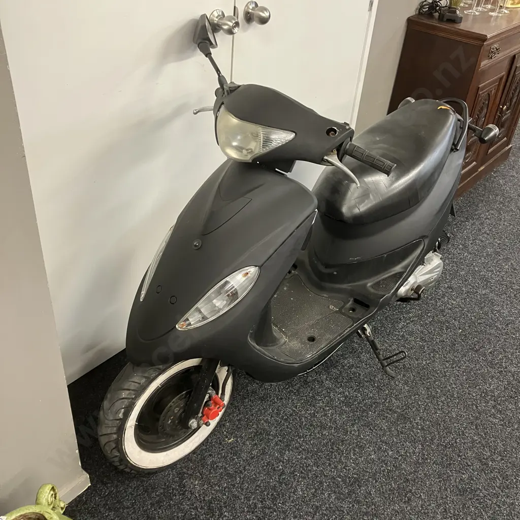 SYM DD50 Motor Scooter, No Key (sold as-is) Image 1++