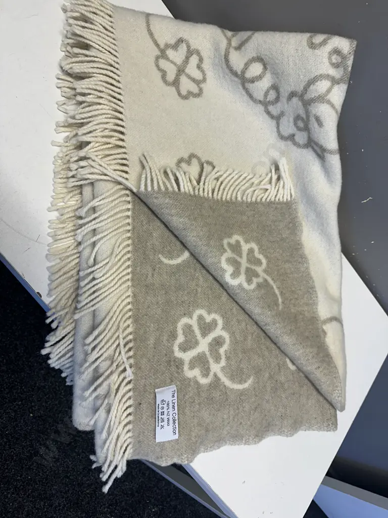 The Linen Collection 100% Wool Throw Made In Scandinava Image 1++