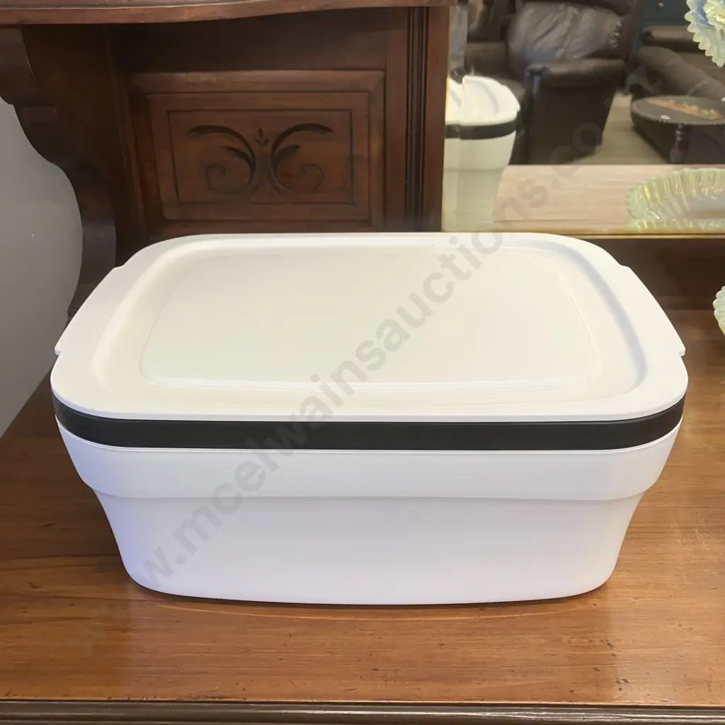 BreadSmart by Tupperware - Large. H15.5 W38 D26.5cm Image 1++