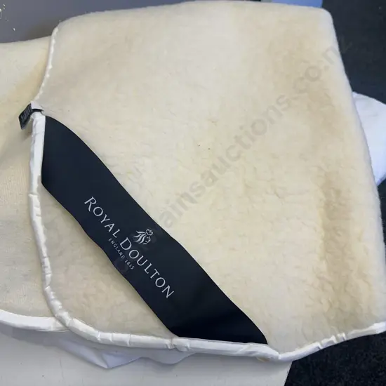 Royal Doulton Single Woolen Underlay & White Mattress Protector