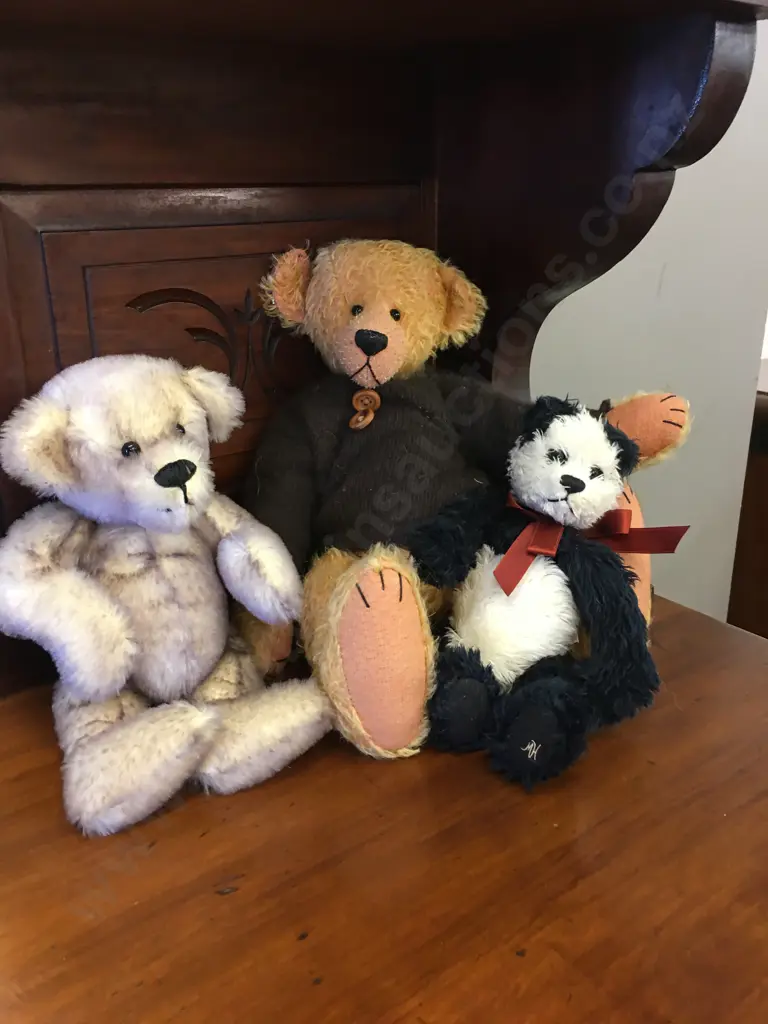 Selection Of Vintage Teddy Bears Including 'The Wright Bear', Cottage Collectibles Etc Image 1++
