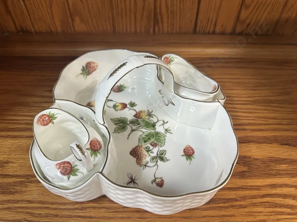 Coal Port Strawberry Tea Tray Caddy With Sugar Bowl & Creamer Image 1++