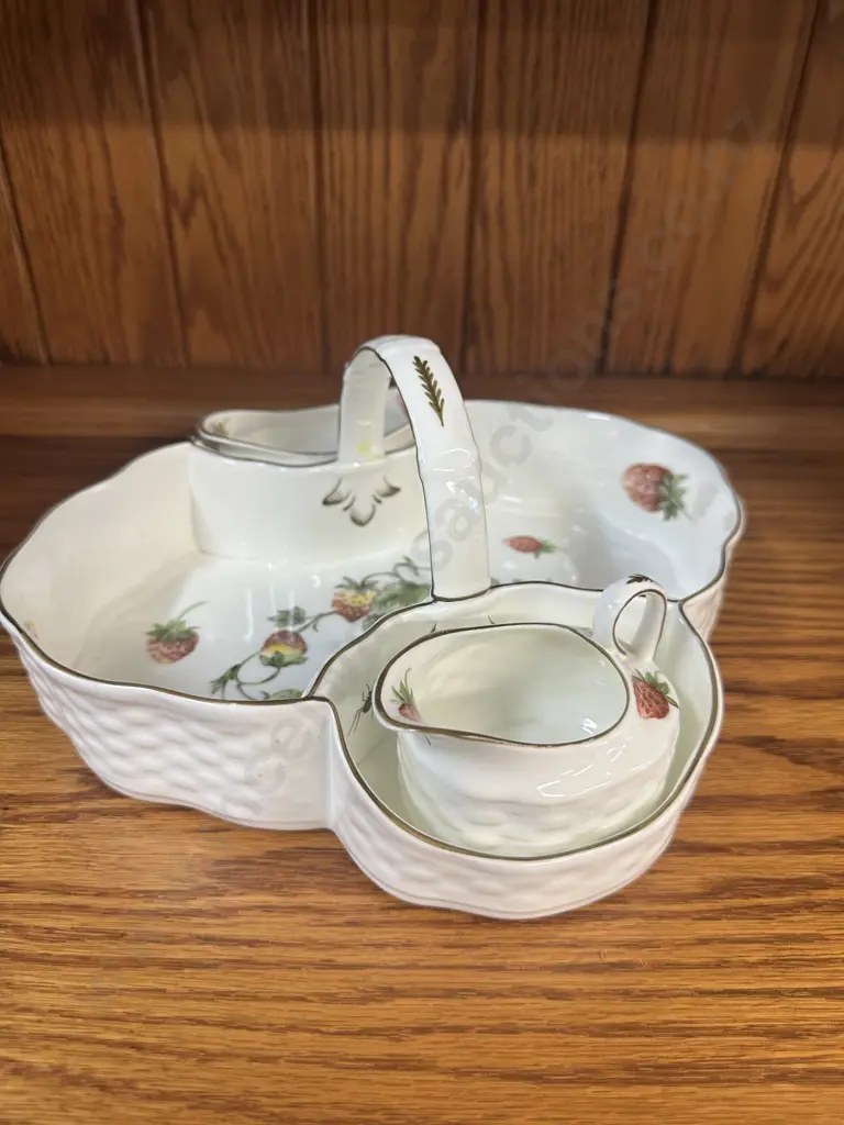 Coal Port Strawberry Tea Tray Caddy With Sugar Bowl & Creamer Image 1++