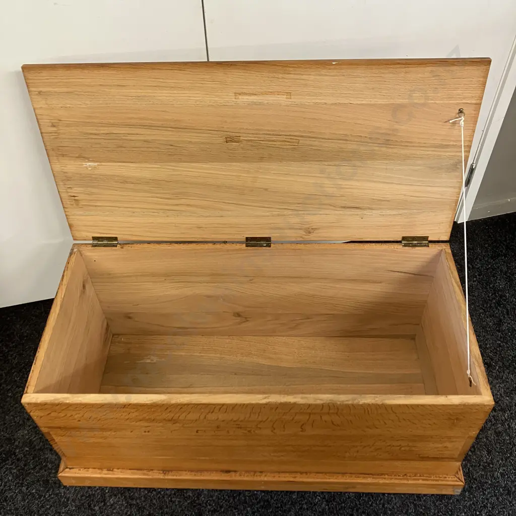 Red Oak (Quercus Rubra) New Zealand Made Blanket Box. H42 W97 D46cm Image 1++
