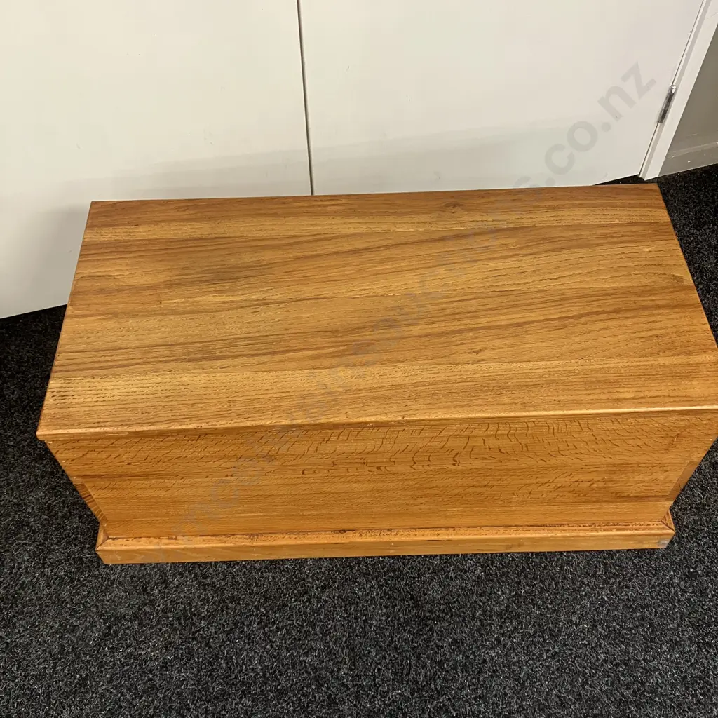 Red Oak (Quercus Rubra) New Zealand Made Blanket Box. H42 W97 D46cm Image 1++