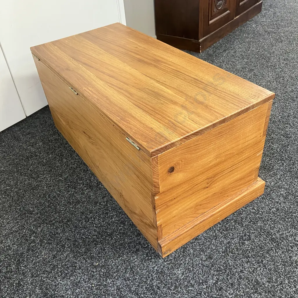Red Oak (Quercus Rubra) New Zealand Made Blanket Box. H42 W97 D46cm Image 1++