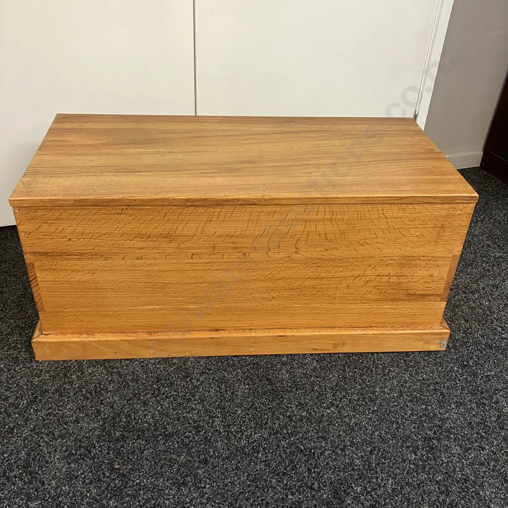 Red Oak (Quercus Rubra) New Zealand Made Blanket Box. H42 W97 D46cm Image 1++
