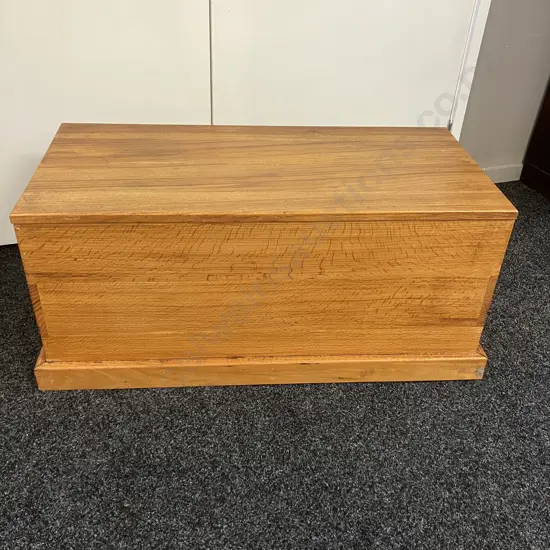 Red Oak (Quercus Rubra) New Zealand Made Blanket Box. H42 W97 D46cm